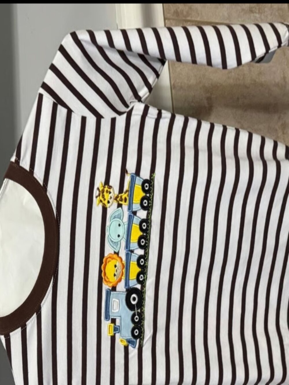 Boys size 4 zoo applique long sleeve shirt